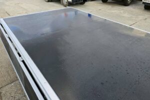 サムネイル: 平成24年　いすゞ　エルフ　２トン平ロング　４WD・５方開き（車検令和８年４月）