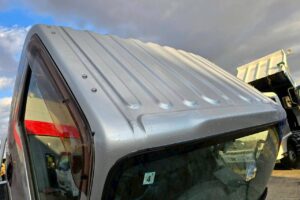 サムネイル: 平成24年　いすゞ　エルフ　２トン平ロング　４WD・５方開き（車検令和８年４月）