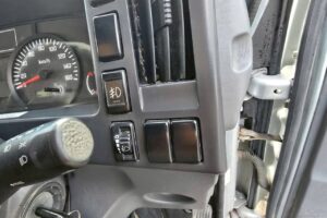 サムネイル: 平成24年　いすゞ　エルフ　２トン平ロング　４WD・５方開き（車検令和８年４月）