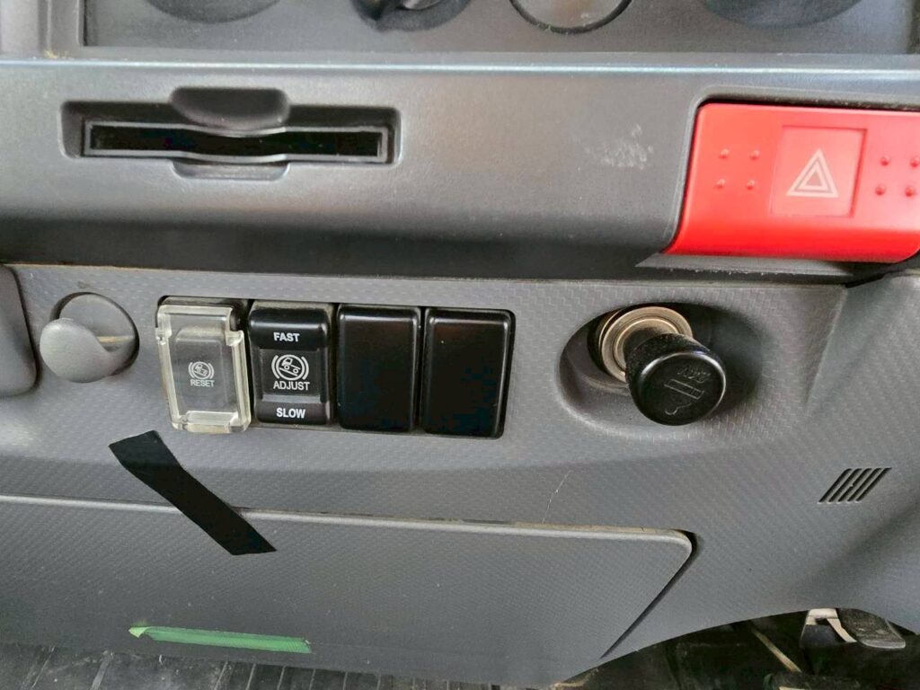 平成24年　いすゞ　エルフ　２トン平ロング　４WD・５方開き（車検令和８年４月）