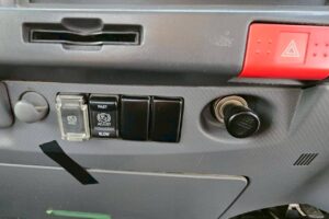 サムネイル: 平成24年　いすゞ　エルフ　２トン平ロング　４WD・５方開き（車検令和８年４月）