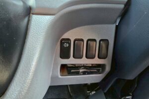 サムネイル: 平成28年　三菱　キャンター　２トン平ロング　全低床・軽々ゲート付（車検令和8年6月）