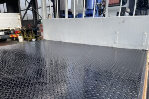 サムネイル: 平成23年　レンジャー４トン４段クレーン　ロング　ラジコン　車検1年付