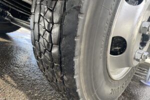 サムネイル: 平成23年　レンジャー４トン４段クレーン　ロング　ラジコン　車検1年付