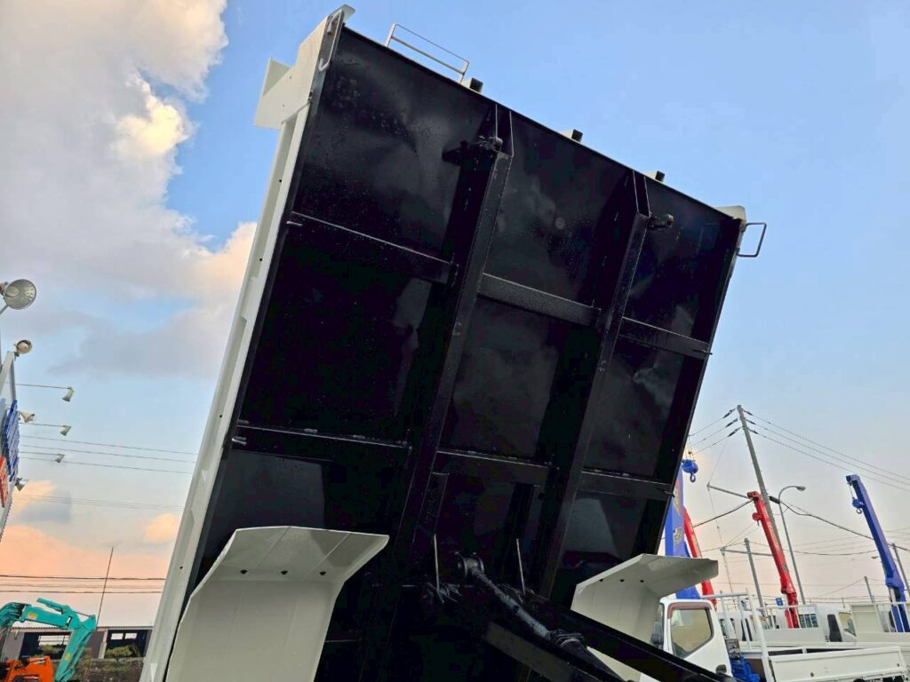 平成30年　日野　レンジャー　４トンダンプ　コボレーン付・荷台塗装済！（車検1年付）