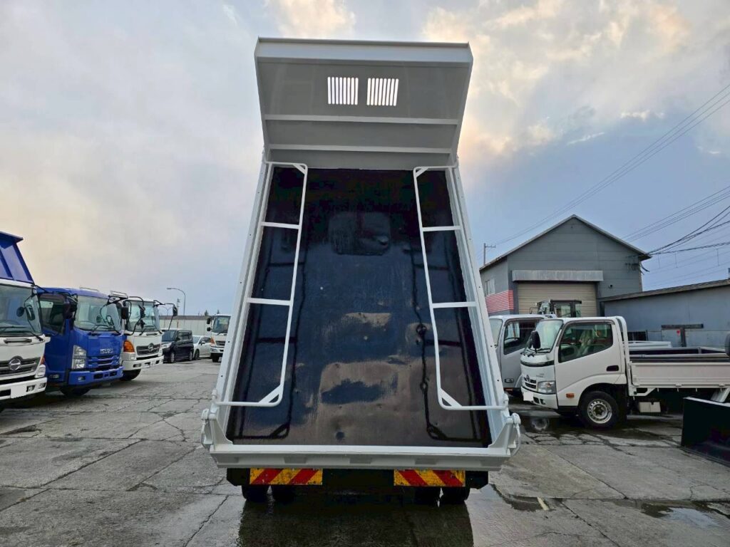 平成30年　日野　レンジャー　４トンダンプ　コボレーン付・荷台塗装済！（車検1年付）