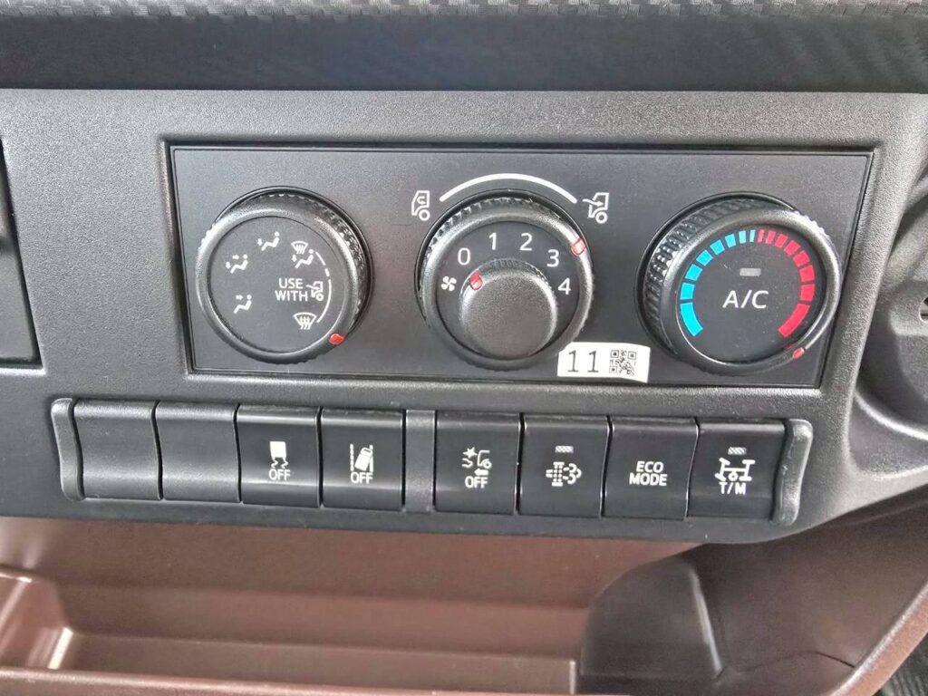 平成30年　日野　レンジャー　４トンダンプ　コボレーン付・荷台塗装済！（車検1年付）