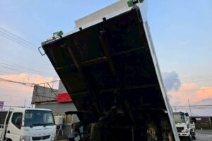 サムネイル: 平成29年　日野　レンジャー　４トンダンプ　Ｌゲート・電動コボレーン付（車検令和８年２月）