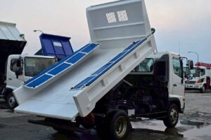 サムネイル: 平成29年　日野　レンジャー　４トンダンプ　Ｌゲート・電動コボレーン付（車検令和８年２月）