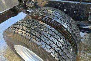 サムネイル: 令和１年　日野　レンジャー　４トンダンプ　コボレーン付・荷台塗装済！（車検1年付）