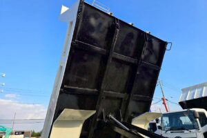 サムネイル: 令和１年　日野　レンジャー　４トンダンプ　コボレーン付・荷台塗装済！（車検1年付）