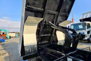 サムネイル: 令和１年　日野　レンジャー　４トンダンプ　コボレーン付・荷台塗装済！（車検1年付）