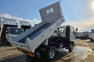 サムネイル: 令和１年　日野　レンジャー　４トンダンプ　コボレーン付・荷台塗装済！（車検1年付）