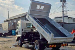 サムネイル: 令和１年　日野　レンジャー　４トンダンプ　コボレーン付・荷台塗装済！（車検1年付）