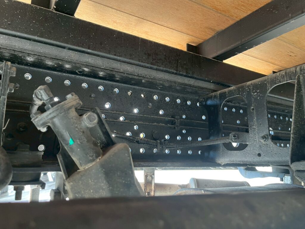 平成21年　いすゞ　フォワード　４トン４段クレーン　ロングジャッキ・フックイン・ラジコン付