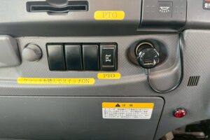 サムネイル: 平成21年　いすゞ　フォワード　４トン４段クレーン　ロングジャッキ・フックイン・ラジコン付