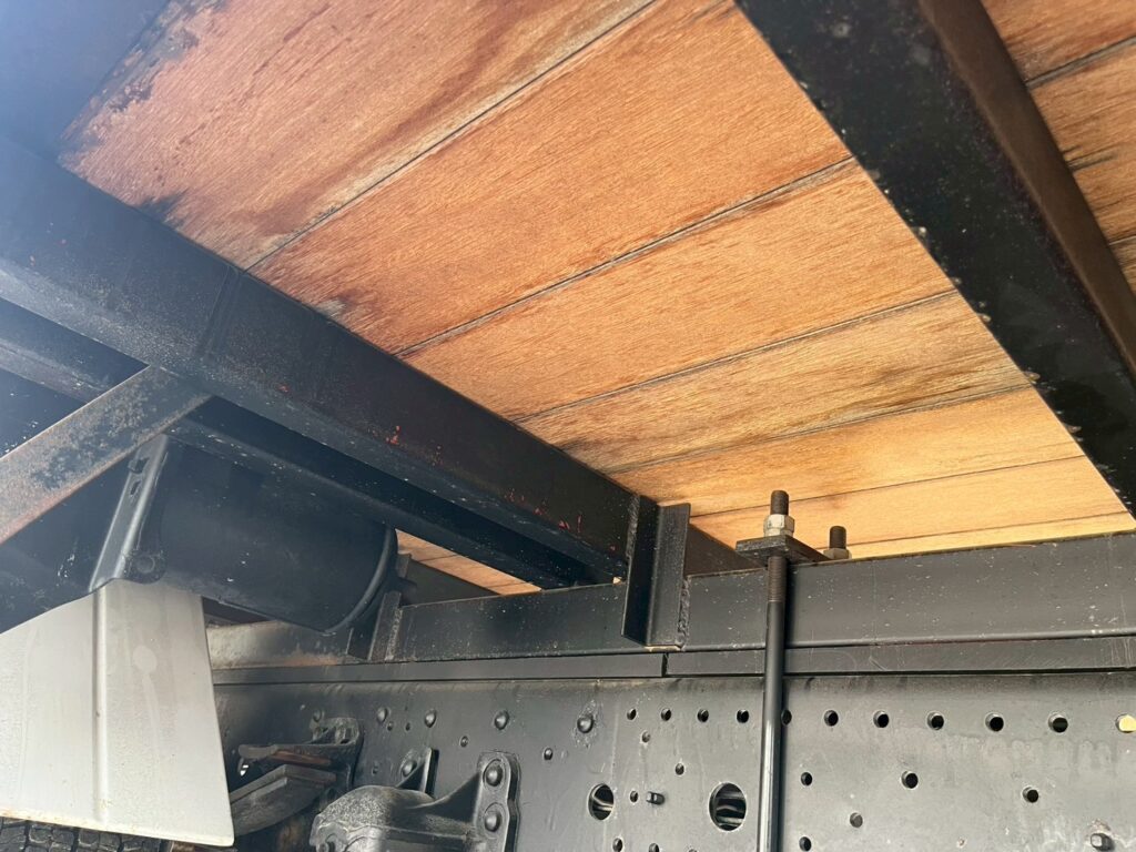 平成21年　いすゞ　フォワード　４トン４段クレーン　ロングジャッキ・フックイン・ラジコン付