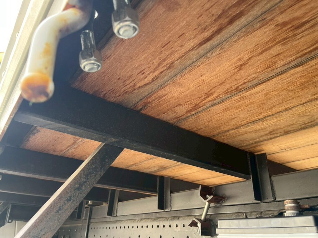 平成21年　いすゞ　フォワード　４トン４段クレーン　ロングジャッキ・フックイン・ラジコン付