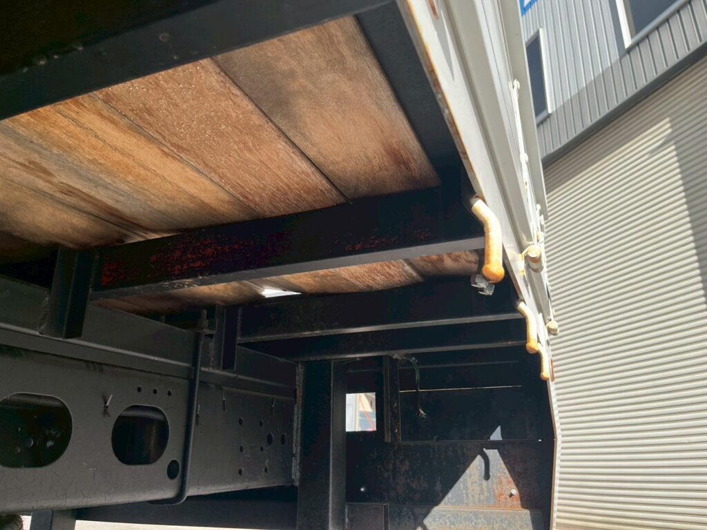 平成21年　いすゞ　フォワード　４トン４段クレーン　ロングジャッキ・フックイン・ラジコン付