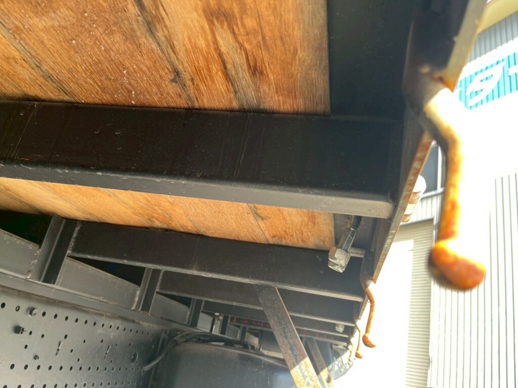 平成21年　いすゞ　フォワード　４トン４段クレーン　ロングジャッキ・フックイン・ラジコン付