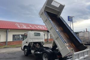 サムネイル: 平成20年　デュトロ3トンダンプ　フル装備　5MT　車検1年付