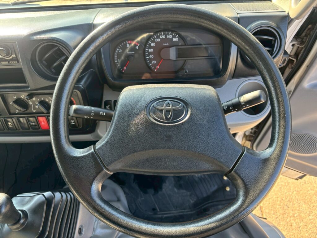 平成28年　トヨタ　ダイナ　２トン平ロング　4WD（車検1年付）