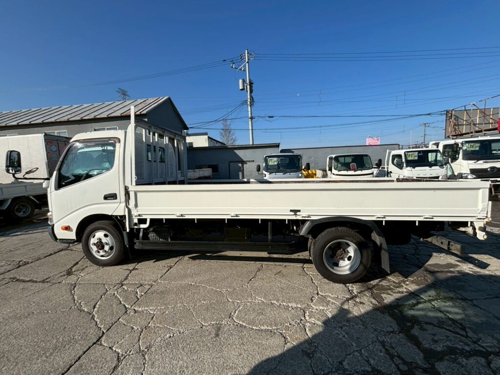 平成28年　トヨタ　ダイナ　２トン平ロング　4WD（車検1年付）