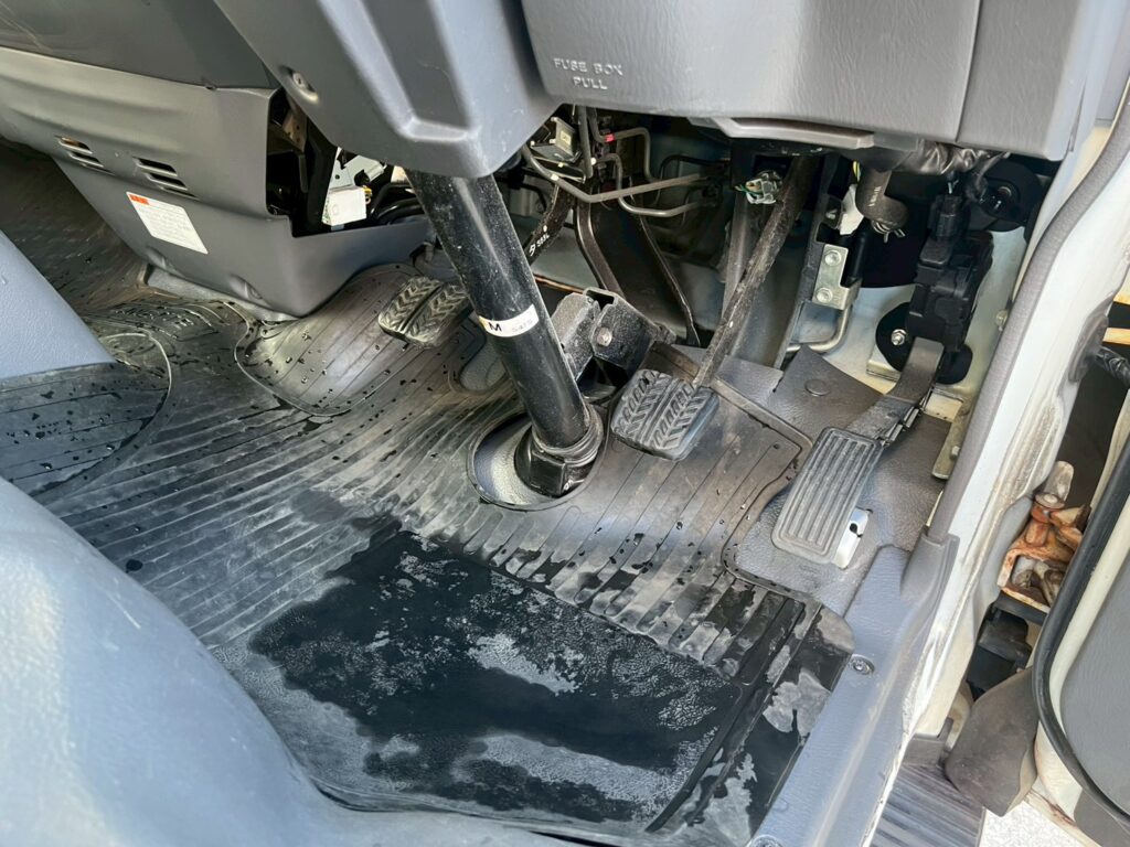 平成26年式　バネット１トン箱車　４WD　後輪Wタイヤ