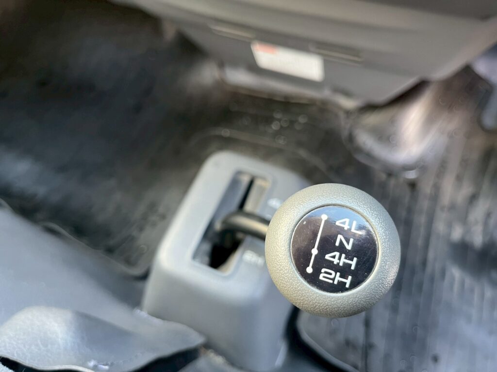 平成26年式　バネット１トン箱車　４WD　後輪Wタイヤ