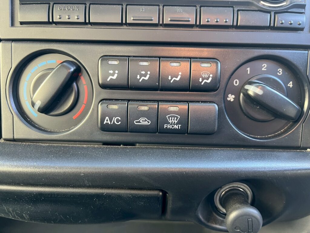 平成26年式　バネット１トン箱車　４WD　後輪Wタイヤ