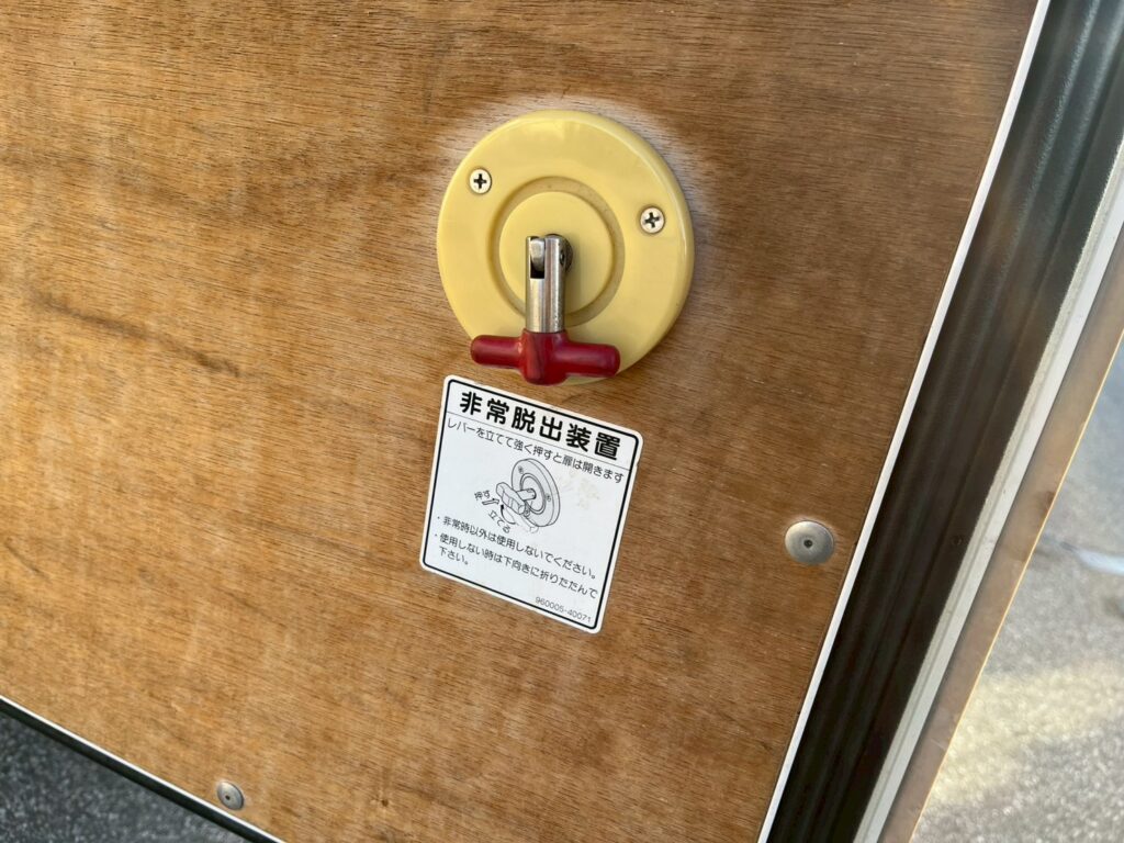 平成26年式　バネット１トン箱車　４WD　後輪Wタイヤ