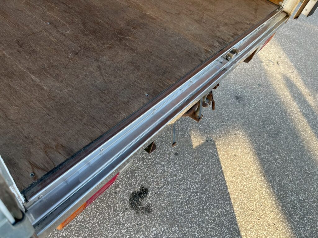 平成26年式　バネット１トン箱車　４WD　後輪Wタイヤ