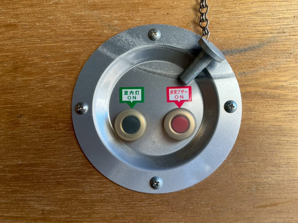 平成26年式　バネット１トン箱車　４WD　後輪Wタイヤ