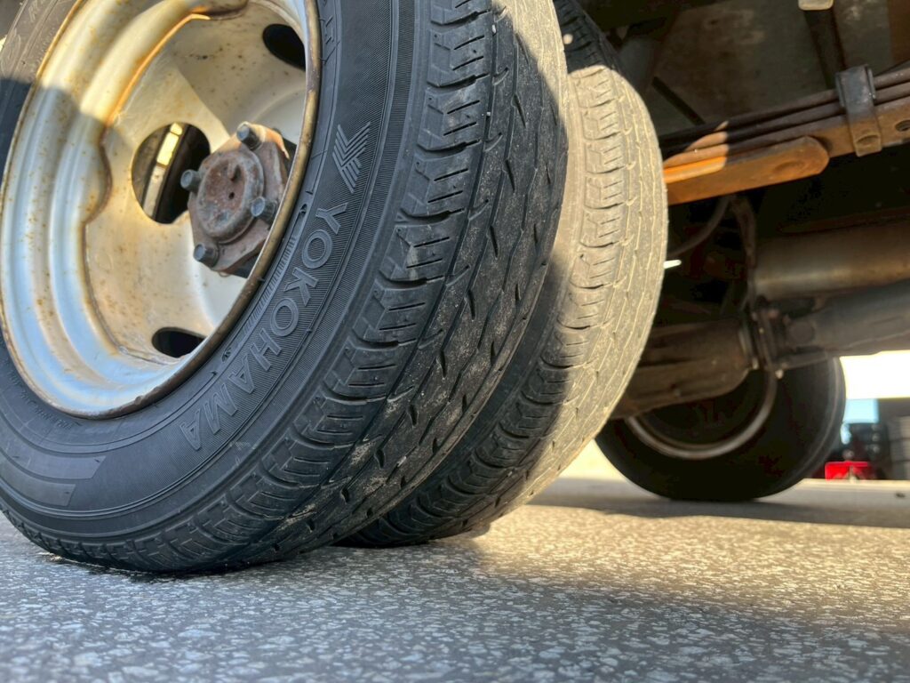 平成26年式　バネット１トン箱車　４WD　後輪Wタイヤ