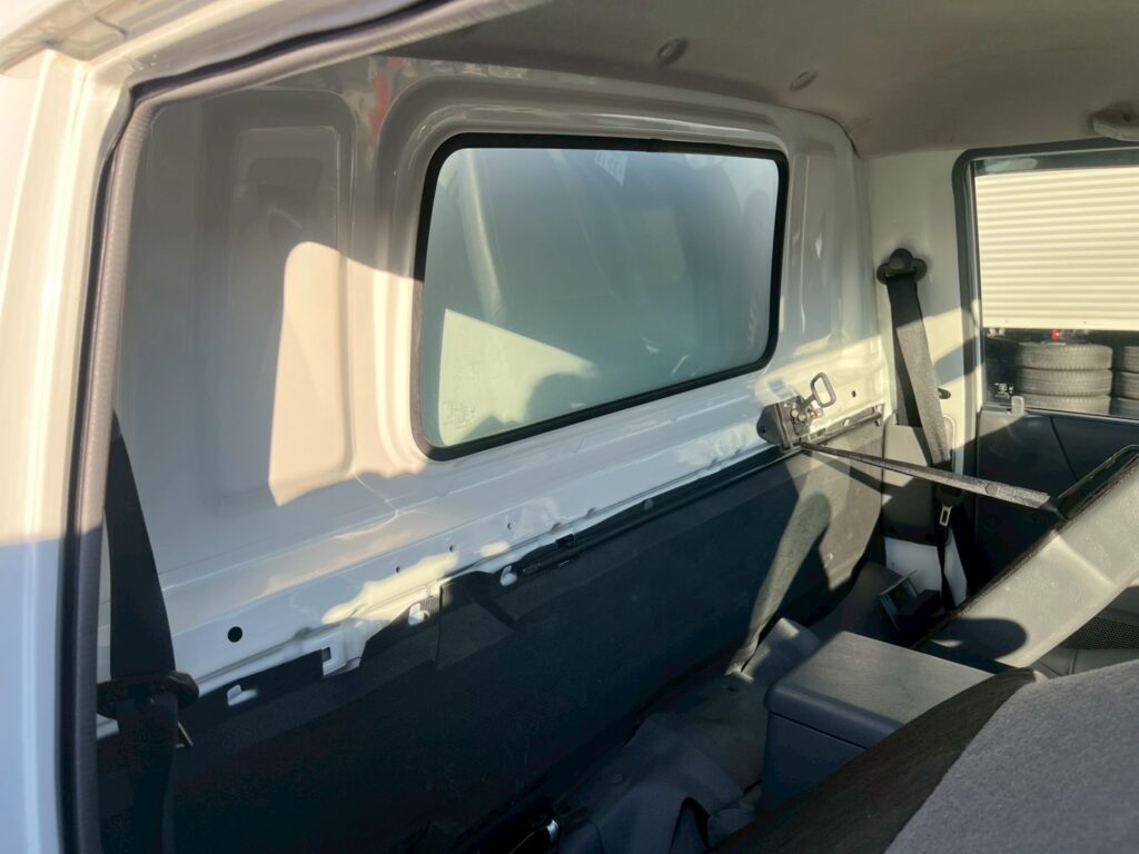 平成26年式　バネット１トン箱車　４WD　後輪Wタイヤ