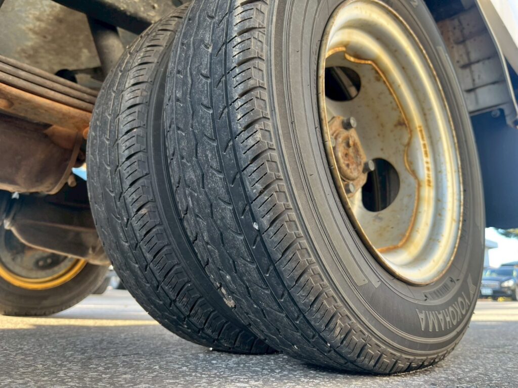 平成26年式　バネット１トン箱車　４WD　後輪Wタイヤ