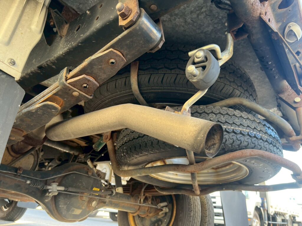 平成26年式　バネット１トン箱車　４WD　後輪Wタイヤ