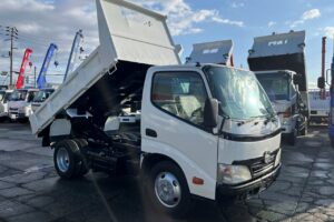 サムネイル: 平成23年　デュトロ　３トン強化ダンプ　全低床・３方開き・小型貨物（4ﾅﾝﾊﾞｰ）（車検令和8年10月）