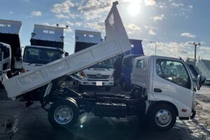 サムネイル: 平成23年　デュトロ　３トン強化ダンプ　全低床・３方開き・小型貨物（4ﾅﾝﾊﾞｰ）（車検令和8年10月）