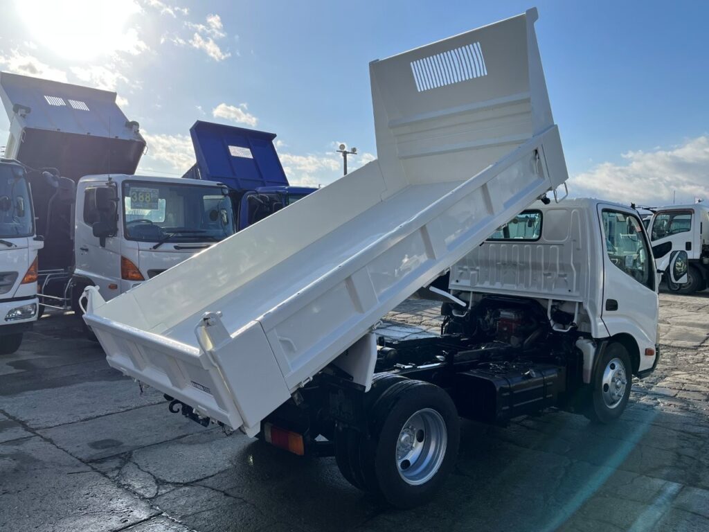 平成23年　デュトロ　３トン強化ダンプ　全低床・３方開き・小型貨物（4ﾅﾝﾊﾞｰ）（車検令和8年10月）
