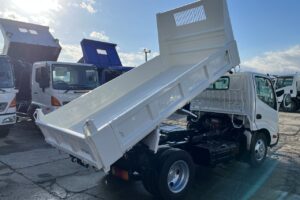 サムネイル: 平成23年　デュトロ　３トン強化ダンプ　全低床・３方開き・小型貨物（4ﾅﾝﾊﾞｰ）（車検令和8年10月）