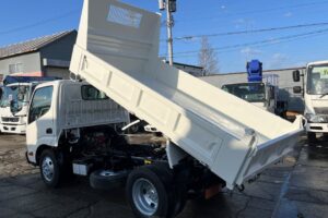 サムネイル: 平成23年　デュトロ　３トン強化ダンプ　全低床・３方開き・小型貨物（4ﾅﾝﾊﾞｰ）（車検令和8年10月）