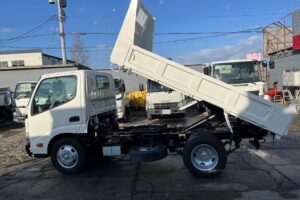 サムネイル: 平成23年　デュトロ　３トン強化ダンプ　全低床・３方開き・小型貨物（4ﾅﾝﾊﾞｰ）（車検令和8年10月）