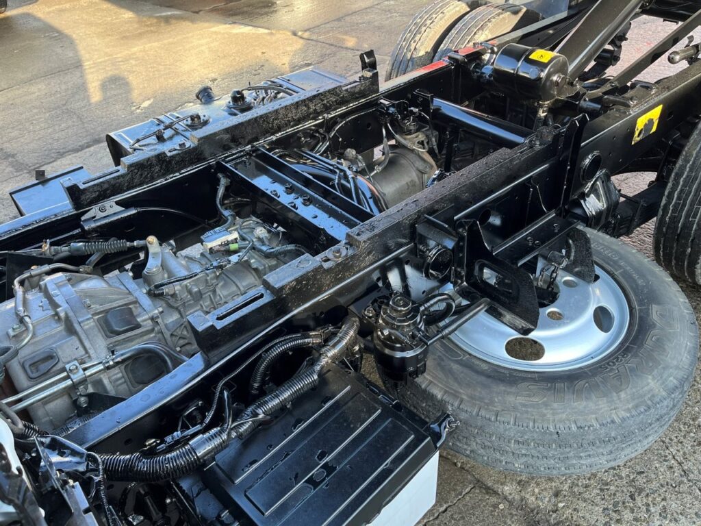 平成23年　デュトロ　３トン強化ダンプ　全低床・３方開き・小型貨物（4ﾅﾝﾊﾞｰ）（車検令和8年10月）