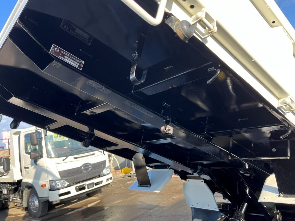 平成23年　デュトロ　３トン強化ダンプ　全低床・３方開き・小型貨物（4ﾅﾝﾊﾞｰ）（車検令和8年10月）