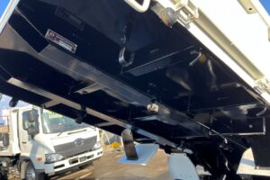 サムネイル: 平成23年　デュトロ　３トン強化ダンプ　全低床・３方開き・小型貨物（4ﾅﾝﾊﾞｰ）（車検令和8年10月）