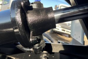 サムネイル: 平成23年　デュトロ　３トン強化ダンプ　全低床・３方開き・小型貨物（4ﾅﾝﾊﾞｰ）（車検令和8年10月）