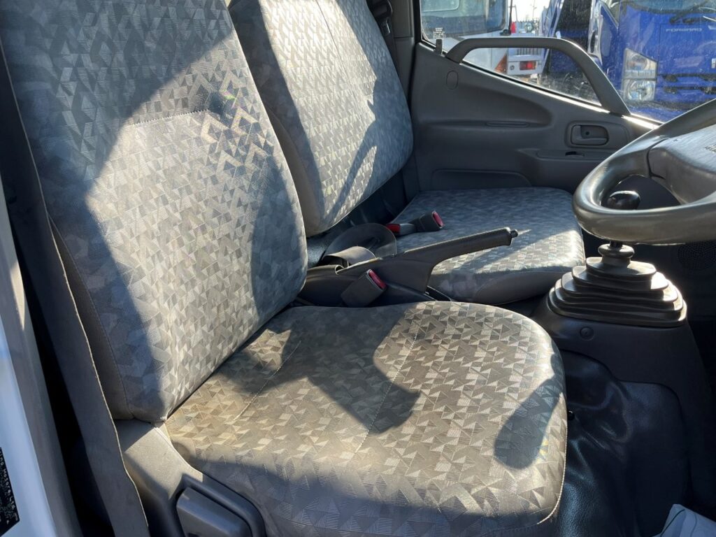 平成23年　デュトロ　３トン強化ダンプ　全低床・３方開き・小型貨物（4ﾅﾝﾊﾞｰ）（車検令和8年10月）