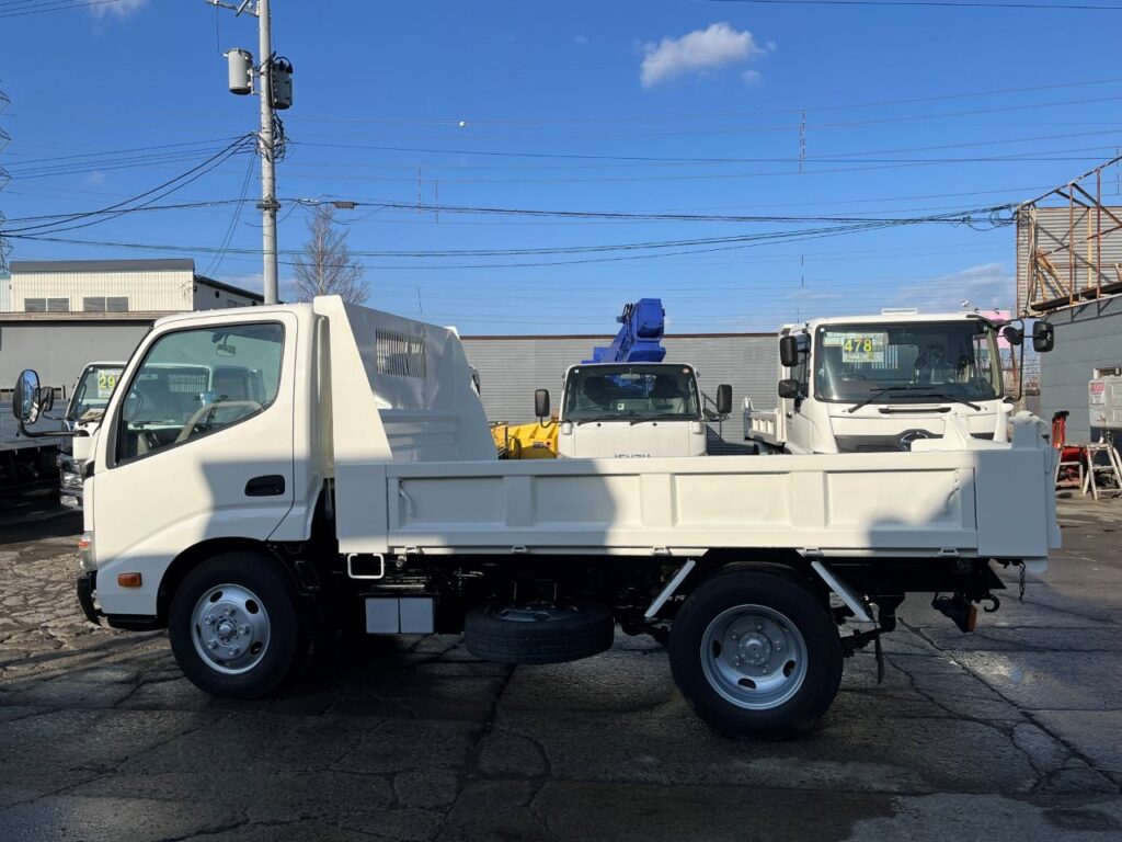 平成23年　デュトロ　３トン強化ダンプ　全低床・３方開き・小型貨物（4ﾅﾝﾊﾞｰ）（車検令和8年10月）