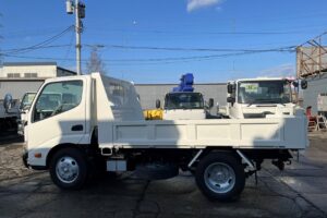 サムネイル: 平成23年　デュトロ　３トン強化ダンプ　全低床・３方開き・小型貨物（4ﾅﾝﾊﾞｰ）（車検令和8年10月）